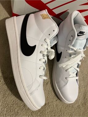 NIKE MEN’S COURT ROYALE 2 MID
WHITE/BLACK-WHITE ONYX
BLANC/BLANC ONYX/NOIR